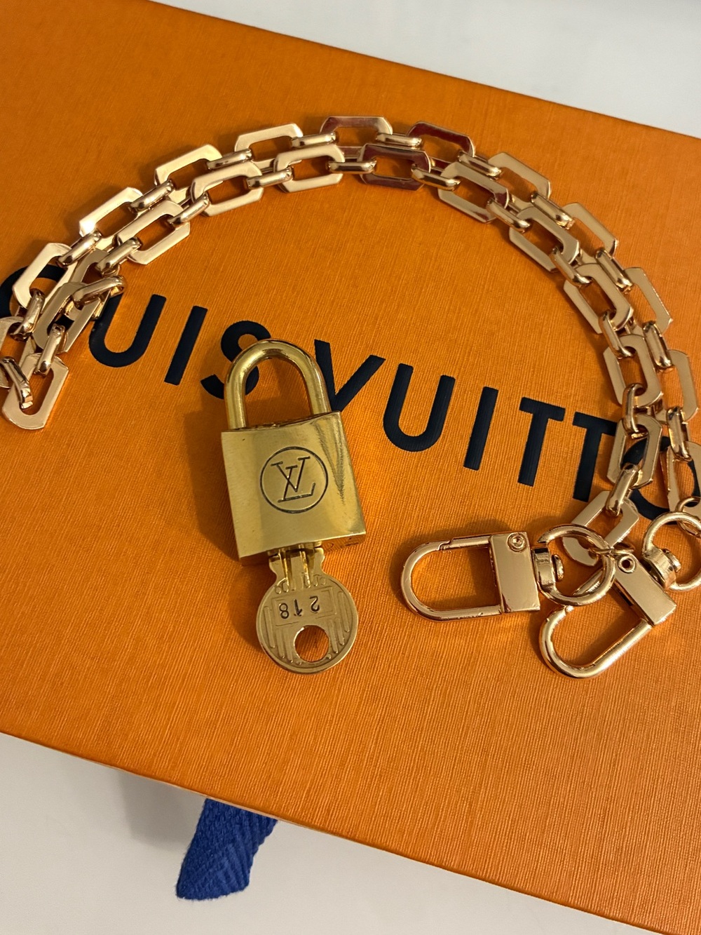Authentic LV #218 Padlock & Key Set With Vintage Neckace Chain - Picture 6 of 8